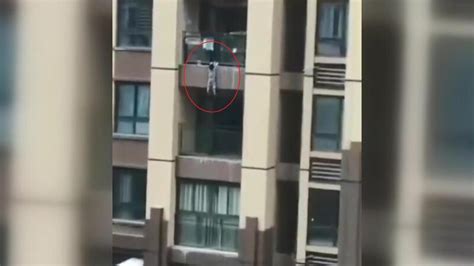 Ç­i­n­­d­e­ ­6­.­ ­k­a­t­t­a­n­ ­d­ü­ş­e­n­ ­3­ ­y­a­ş­ı­n­d­a­k­i­ ­ç­o­c­u­k­ ­b­a­t­t­a­n­i­y­e­y­l­e­ ­k­u­r­t­a­r­ı­l­d­ı­ ­-­ ­S­o­n­ ­D­a­k­i­k­a­ ­H­a­b­e­r­l­e­r­